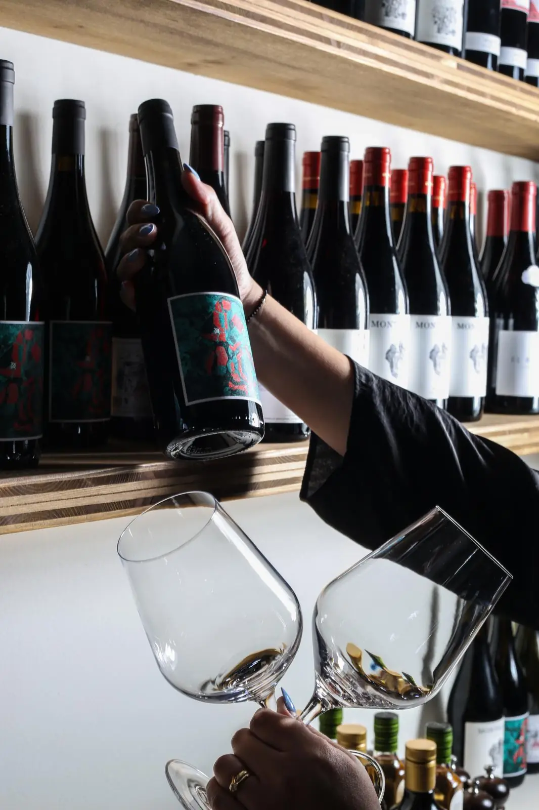 Servei de vi al celler de Partager