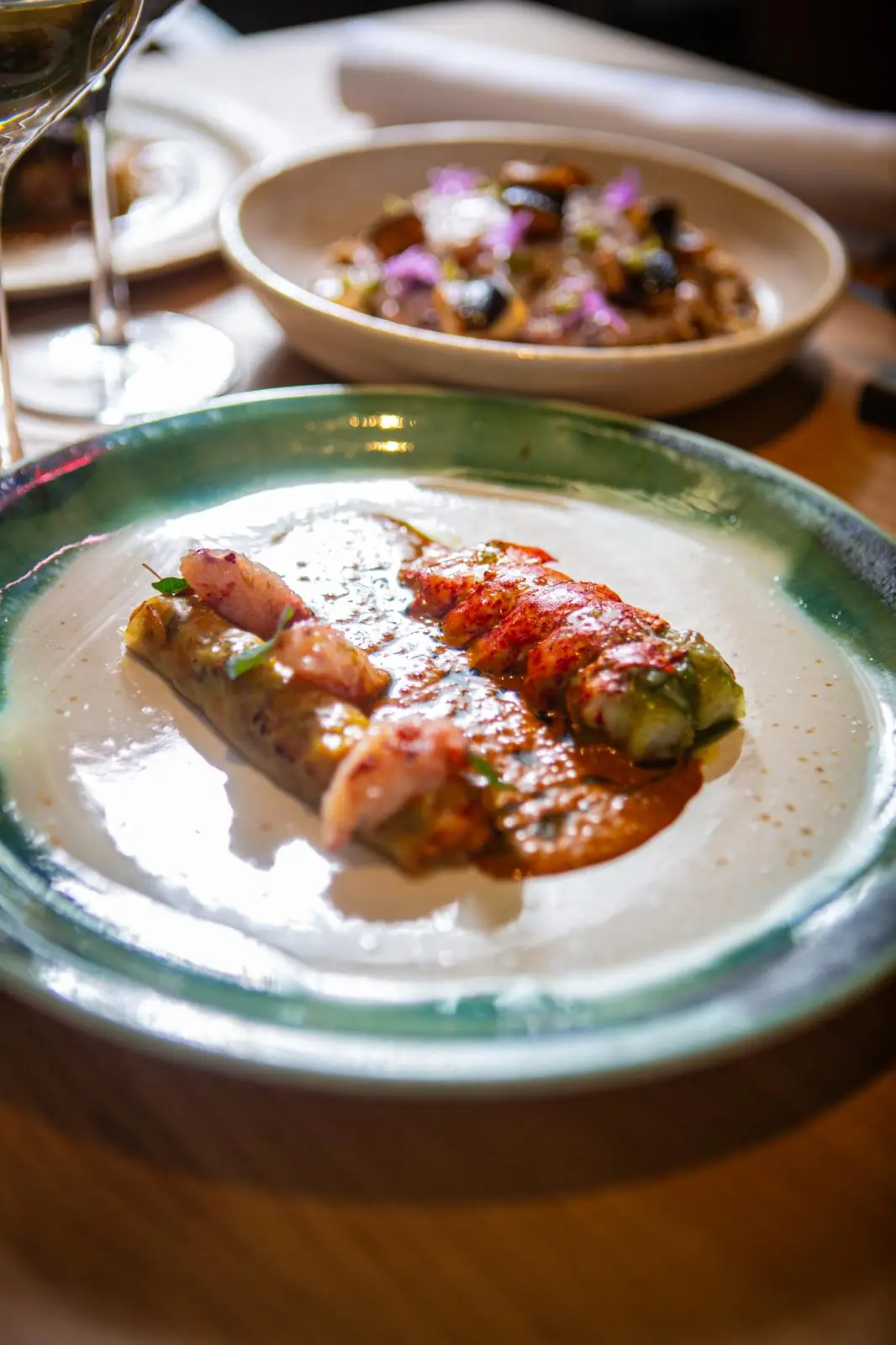 Arròs amb peix i cansalada servit a mà